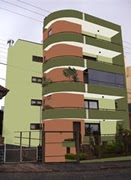 Prédio com fachada simulada em verde e terracota