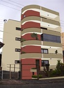 O mesmo prédio simulado em vermelho e bege